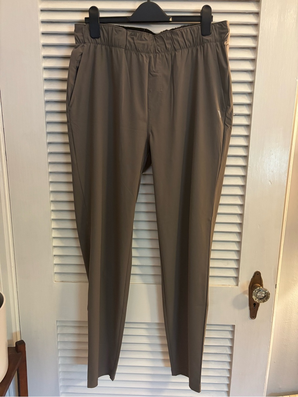 Vuori Men's Fleet Pants in Taupe Brown